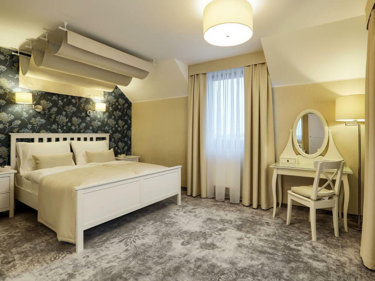 Hotel Antek Zlinice ภายนอก รูปภาพ